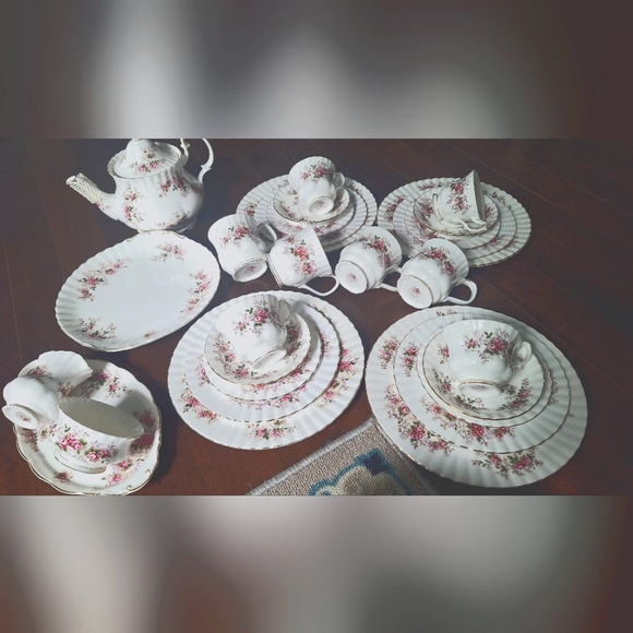 Royal albert lavender rose 4 place settings with teapot and extras - Picture 1 of 8